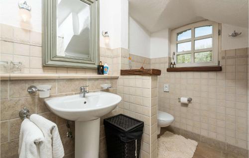 La salle de bains est pourvue d'un lavabo, de toilettes et d'une fenêtre. dans l'établissement Villa Novel, à Višnjan