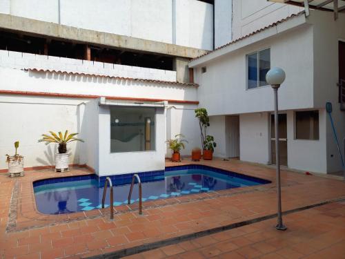 a swimming pool in the courtyard of a building at Casa independiente, ciudad jardín in Cali
