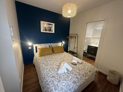 une chambre avec un lit avec deux serviettes dessus dans l'établissement Gîte calme en plein centre de Moulins avec terrasse privative et tout confort inclus - FR-1-489-475, à Moulins