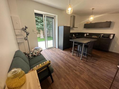 un salon avec un canapé et une table dans l'établissement Gîte calme en plein centre de Moulins avec terrasse privative et tout confort inclus - FR-1-489-475, à Moulins