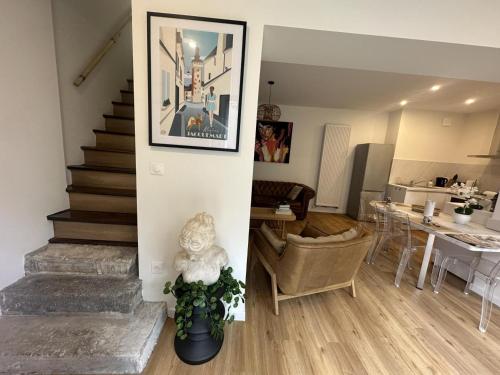 Photo de la galerie de l'établissement Gîtes confortables pour 2 couples ou 4 personnes, centre de Moulins, à proximité des attractions, jardin et terrasse. - FR-1-489-473, à Moulins