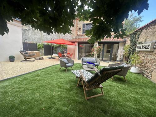 Photo de la galerie de l'établissement Gîtes confortables pour 2 couples ou 4 personnes, centre de Moulins, à proximité des attractions, jardin et terrasse. - FR-1-489-473, à Moulins