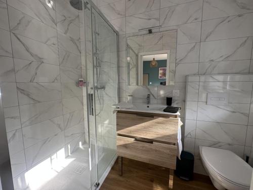 a bathroom with a shower and a toilet and a sink at Maison de charme au centre de Moulins, avec jardin et terrasse, tout confort inclus - FR-1-489-474 in Moulins