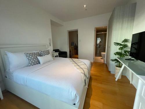 Ένα ή περισσότερα κρεβάτια σε δωμάτιο στο Aveline Suites Aesthetic Skydeck View ACQUA Private Residences near Rockwell Makati