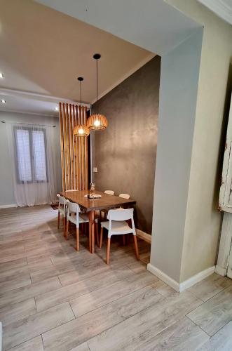 a dining room with a wooden table and chairs at Lechuza Alvear in San Antonio de Areco