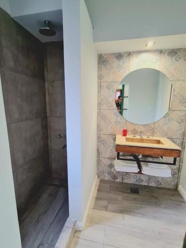 a bathroom with a sink and a mirror at Lechuza Alvear in San Antonio de Areco