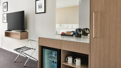 TV a/nebo společenská místnost v ubytování Holiday Inn Warwick Farm by IHG