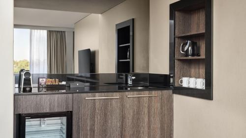 Kuchyň nebo kuchyňský kout v ubytování Holiday Inn Warwick Farm by IHG