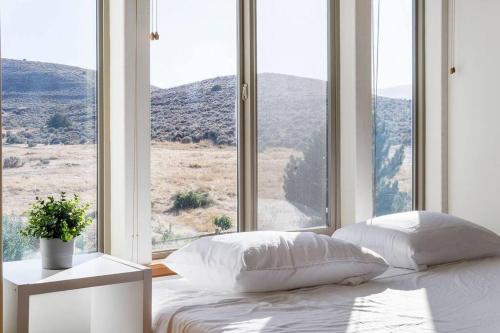 uma cama num quarto com uma grande janela em Ranch Mansion 6 Acres & 360 Mnt Views & Hiking! em Eagle Mountain