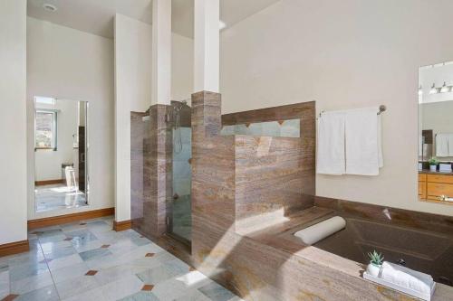 uma ampla casa de banho com um chuveiro e uma banheira em Ranch Mansion 6 Acres & 360 Mnt Views & Hiking! em Eagle Mountain