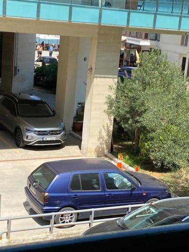 a blue car parked in front of a building at Dellmar Apartment in Perea