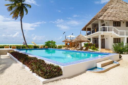 - une piscine en face d'une villa dans l'établissement Kupaga Villas Boutique Hotel - Adults Only, à Jambiani
