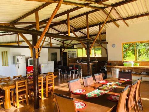 a dining room with a table and chairs and a kitchen at Finca Villa Claudia campestre 