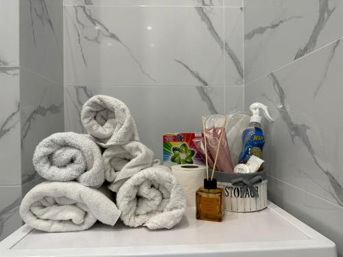 una pila de toallas sentadas en un estante en un baño en Grand Turan , Turan 43, en Taldykolʼ