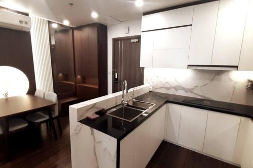 Kuchyň nebo kuchyňský kout v ubytování Sunset Apartment in Hai Phong