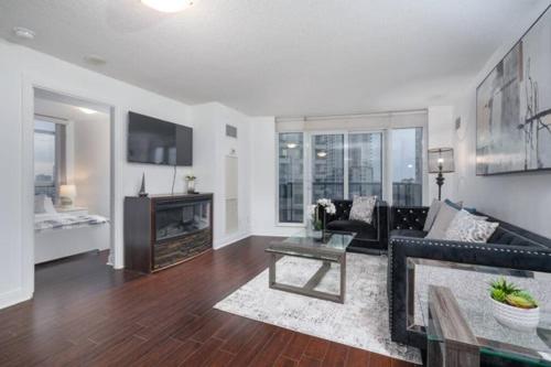 Spacious 2 Bedroom 2 Bath Condo Square One – Photos 3