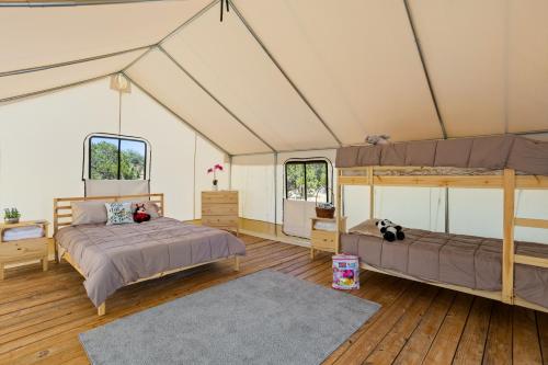 ベルネにあるTwin Falls Luxury Glamping - Adventure Tentのテントの中にベッドが2つある寝室