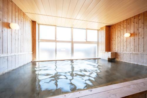 um quarto com piscina de água no chão em KIBOTCHA/キボッチャ em Higashimatsushima