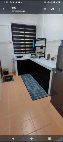 La cuisine est équipée d'un évier et d'un réfrigérateur. dans l'établissement Raudhah family homestay at KLIA 3rooms & 2bath room, à Sepang