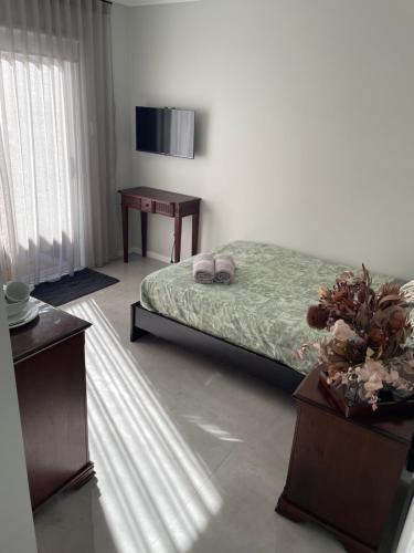 Ένα ή περισσότερα κρεβάτια σε δωμάτιο στο -The Garden Room - with Private Entrance & Private Bathroom