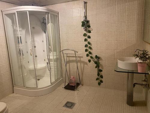La salle de bains est pourvue d'une douche et d'un lavabo. dans l'établissement Sapphire, à Riyad