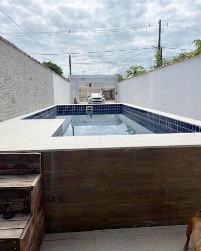 een zwembad op het dak van een huis bij Espaço praia boraceia in Bertioga
