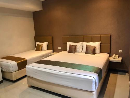 pokój hotelowy z 2 łóżkami w pokoju w obiekcie Kana Citra Guesthouse w mieście Surabaja