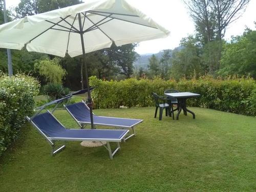 due sedie e un tavolo con ombrellone di MammaLisa Casa Vacanze a Colonnella