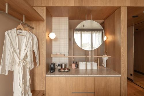 uma casa de banho com um lavatório e um espelho em Hotel Marvell Byron Bay em Byron Bay