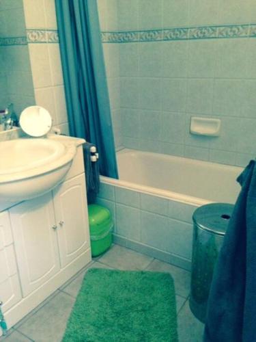 La salle de bains est pourvue d'un lavabo, de toilettes et d'une baignoire. dans l'établissement Appartement St Léger, à Draguignan