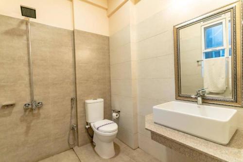 een badkamer met een toilet, een wastafel en een douche bij Shelton's Suites Bhurban in Bhurban