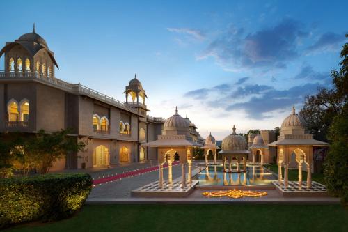 Fairmont Jaipur في جايبور: مبنى امامه نافورة