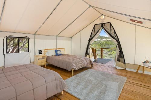 1 dormitorio con 2 camas en una tienda de campaña en Twin Falls Luxury Glamping - Stargazer, en Boerne