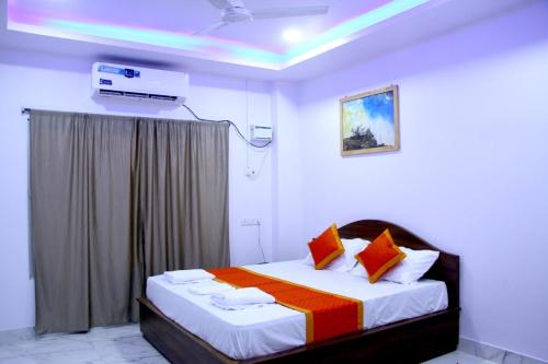 1 dormitorio con 1 cama y TV en el techo en ELL Parasio, en Port Blair