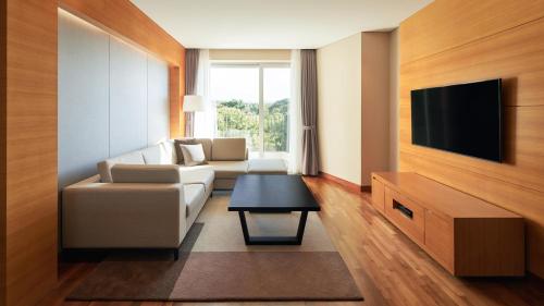 TV a/nebo společenská místnost v ubytování Mercure Ambassador Jeju