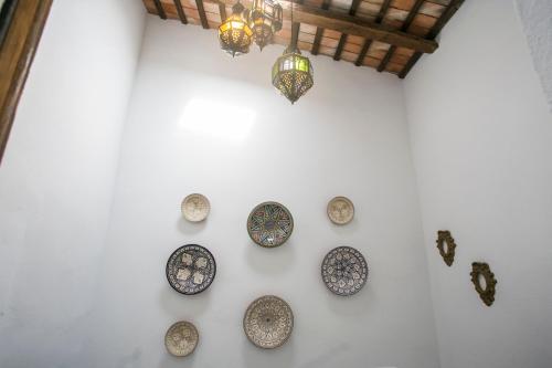 a wall with a bunch of plates on it at AIRE RURAL JIMENA in Jimena de la Frontera