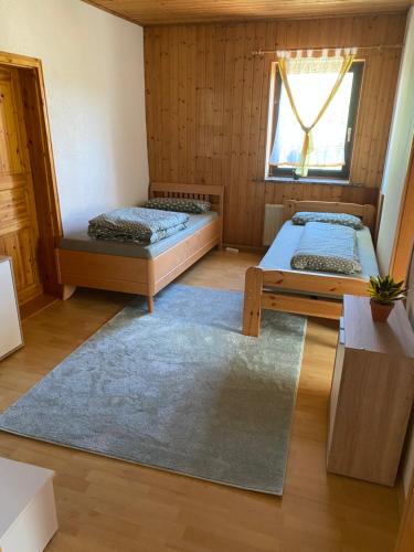 a room with two beds and a window at Ruhige Ferienwohnung Dreihansen in Lößnitz