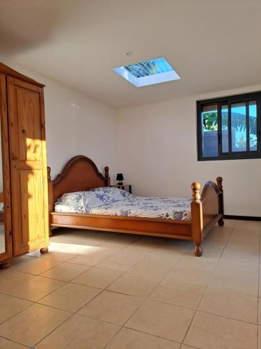 - une chambre avec un lit et une lucarne dans l'établissement TI CASE TRANQU'ILE OTE !, à Saint-Pierre