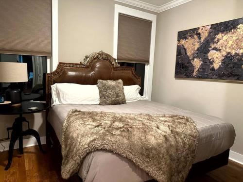Un dormitorio con una cama con una manta peluda. en East Nashville Retreat: Chic 3BR w Rooftop Hot Tub en Nashville