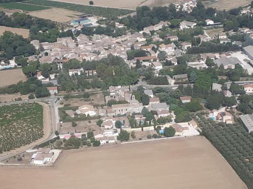 Άποψη από ψηλά του La Clastre location d'un studio avec piscine et clim près d'Uzès