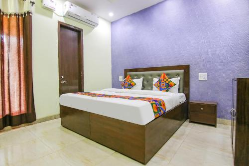 Tempat tidur dalam kamar di FabExpress Kohinoor City