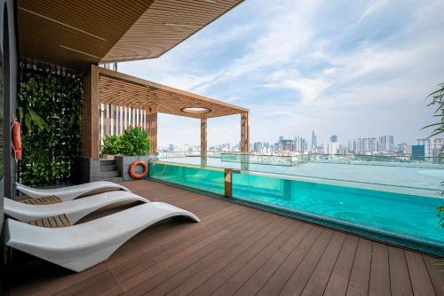 een balkon met een zwembad in een gebouw bij Luxury Gold Apartment 86 : D1- Mension , Rooftop Pool - District 1 in Ho Chi Minh-stad