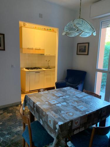 comedor con mesa y cocina en Comfortable apartament 2 bedroom suitable 2-5 pax, en Bolonia