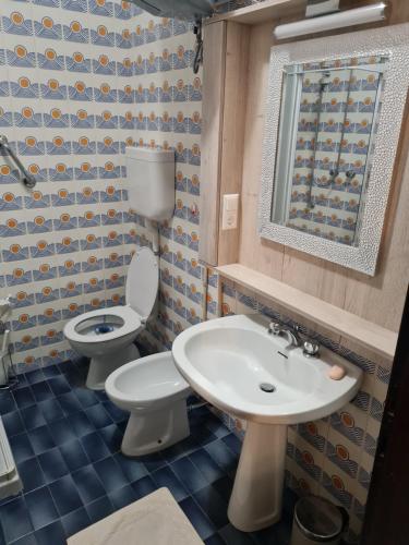 La salle de bains est pourvue de 2 toilettes et d'un lavabo. dans l'établissement Grado-Pineta a Mare, à Grado-Pineta