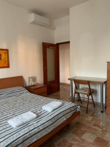1 dormitorio con cama, escritorio y mesa en Comfortable apartament 2 bedroom suitable 2-5 pax, en Bolonia