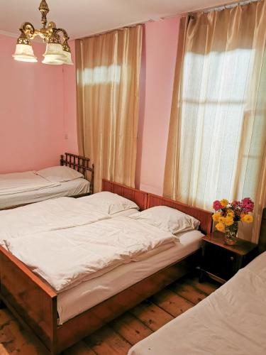 Postel nebo postele na pokoji v ubytování Guest House LALI