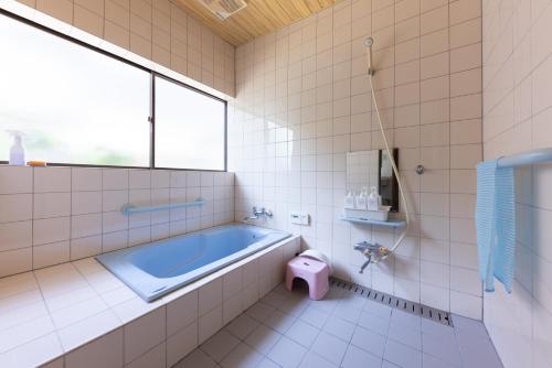 baño con bañera y ventana en -izen 高田- 柳精庵, en Joetsu