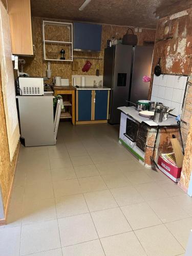 eine leere Küche mit Herd und Kühlschrank in der Unterkunft Kodune Apartment Võru vanalinnas in Võru