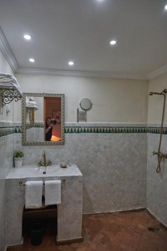 Salle de bains dans l'établissement Riad Thamayna