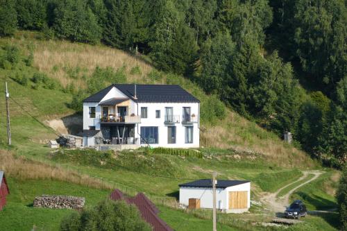 une maison sur le flanc d'une colline dans l'établissement The Mountain View, à Peştera